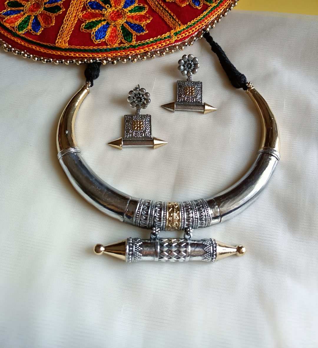 (0490730NS005A20)Two-Tone Hasli Necklace