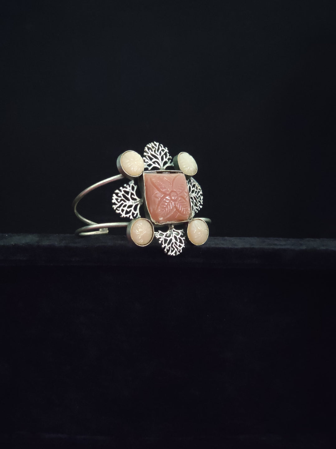 (8-18-BR8) SLA Carve Monalisa Stone Bracelet