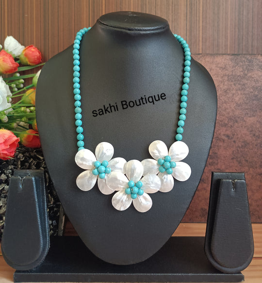 (0518NS006A100) Mother Of Pearl Flower Design Necklace