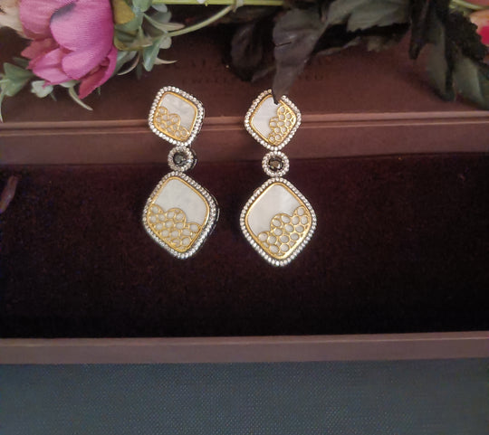 (0754ER004A200) MOP Designer Earring