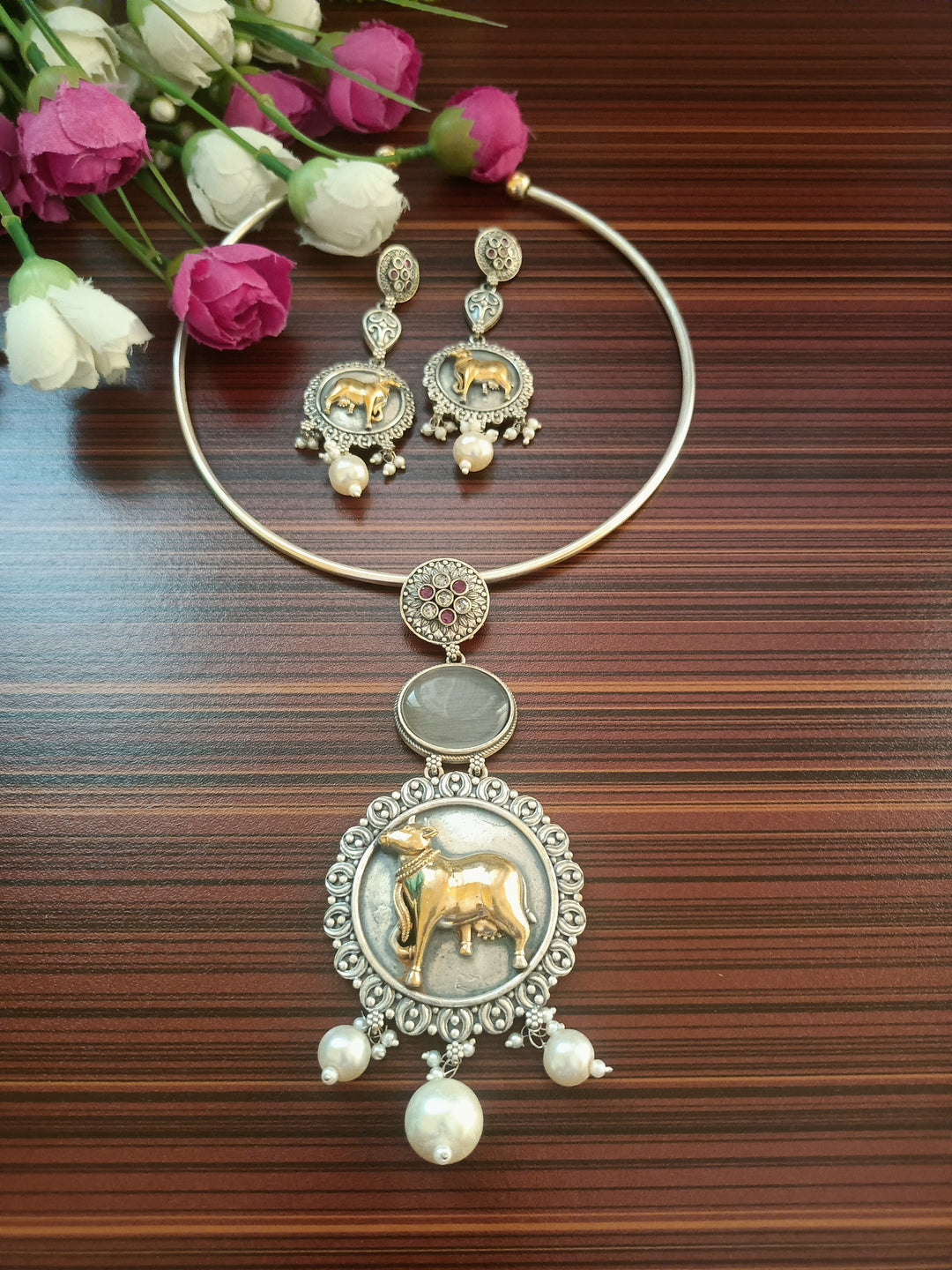 (1125718NS077A20) SLA Two-tone Cow Design Hasli Necklace