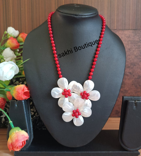 (0518NS005A100) Mother Of Pearl Flower Design Necklace