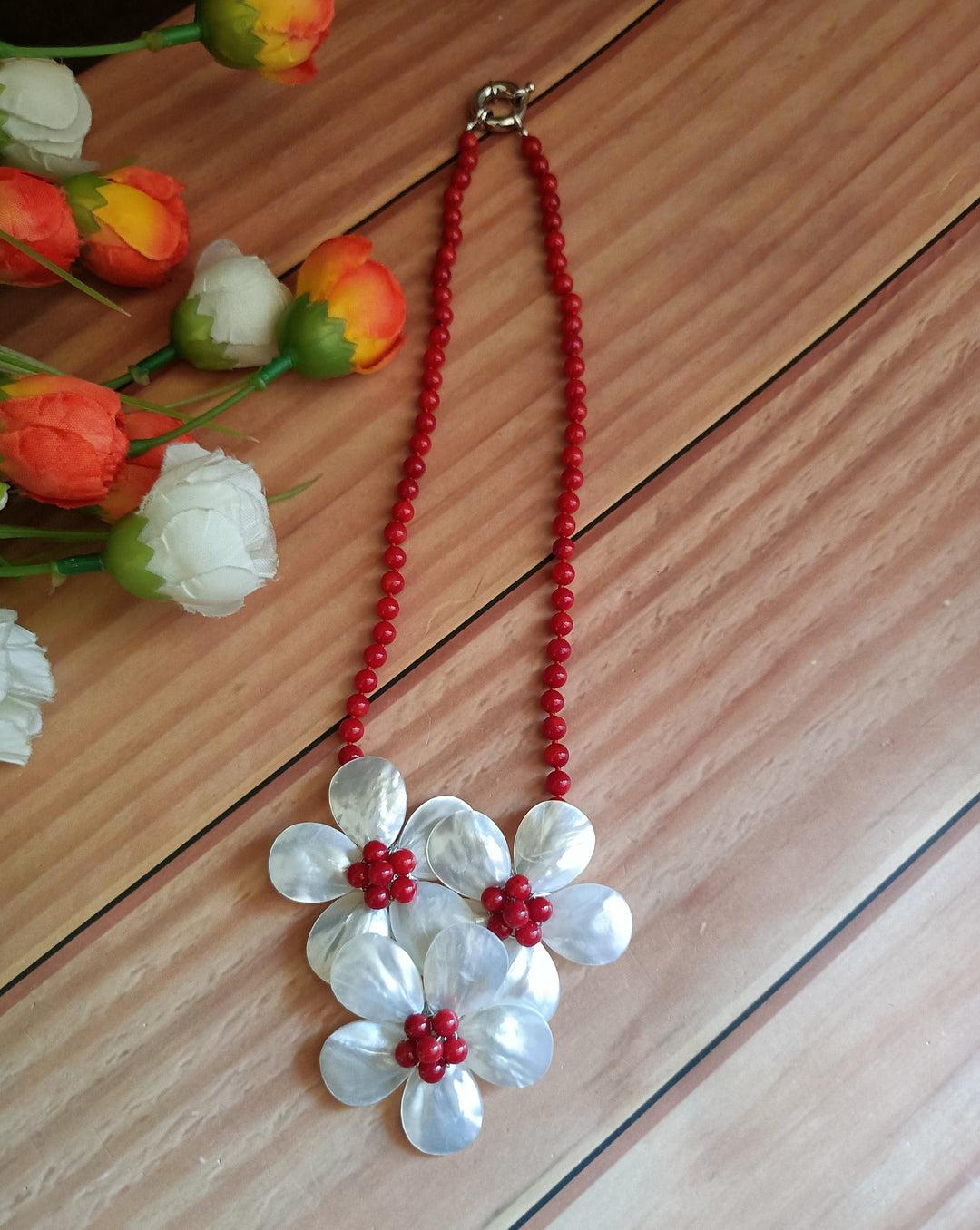 (0518NS005A100) Mother Of Pearl Flower Design Necklace