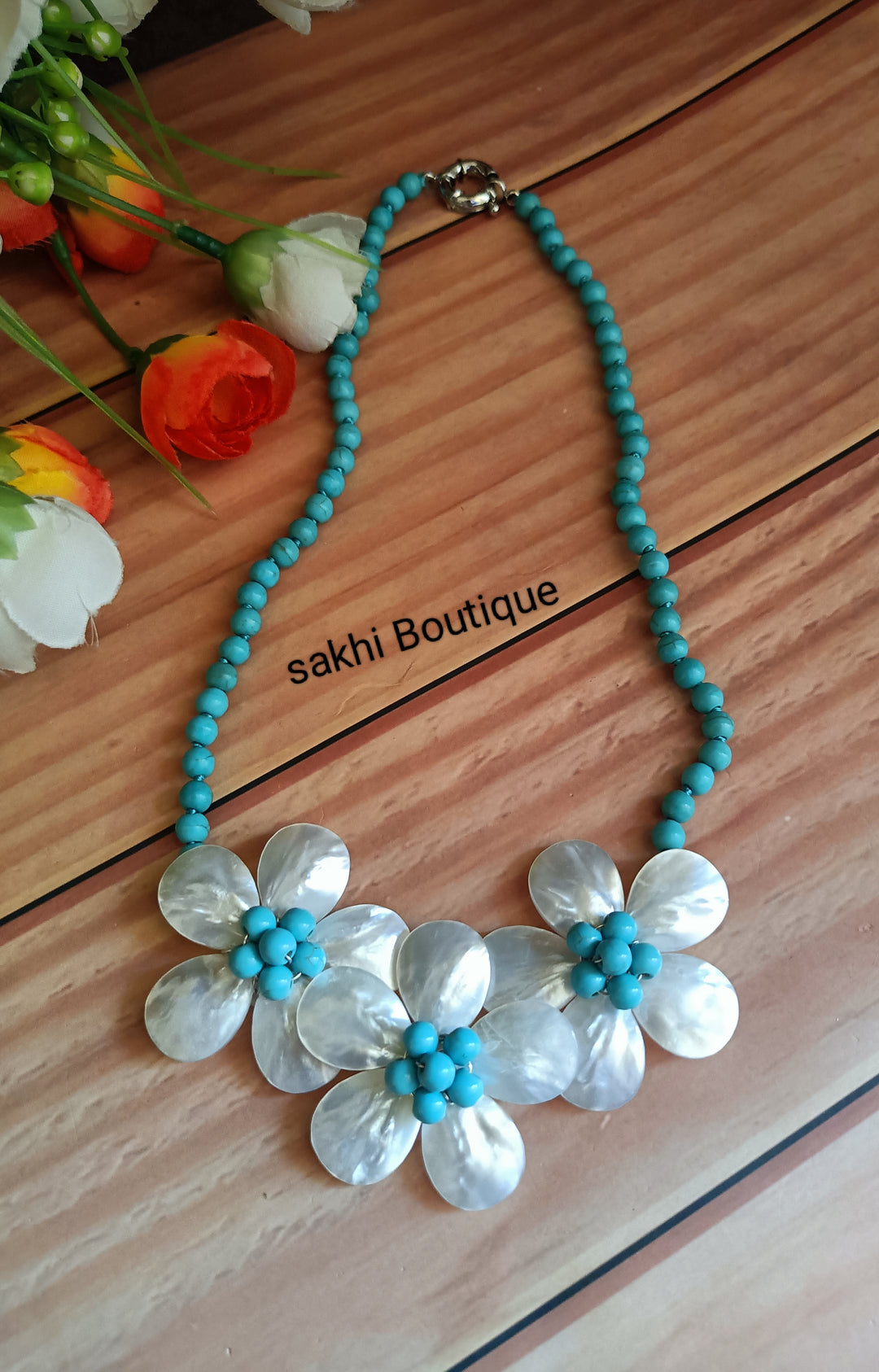 (0518NS006A100) Mother Of Pearl Flower Design Necklace