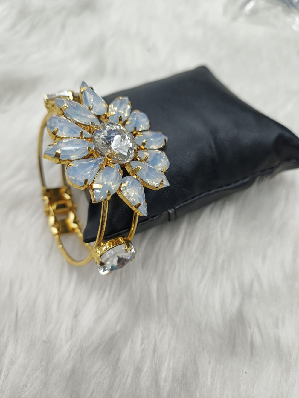 (9-18-BR9) Flower Glass Stone Golden Bracelet