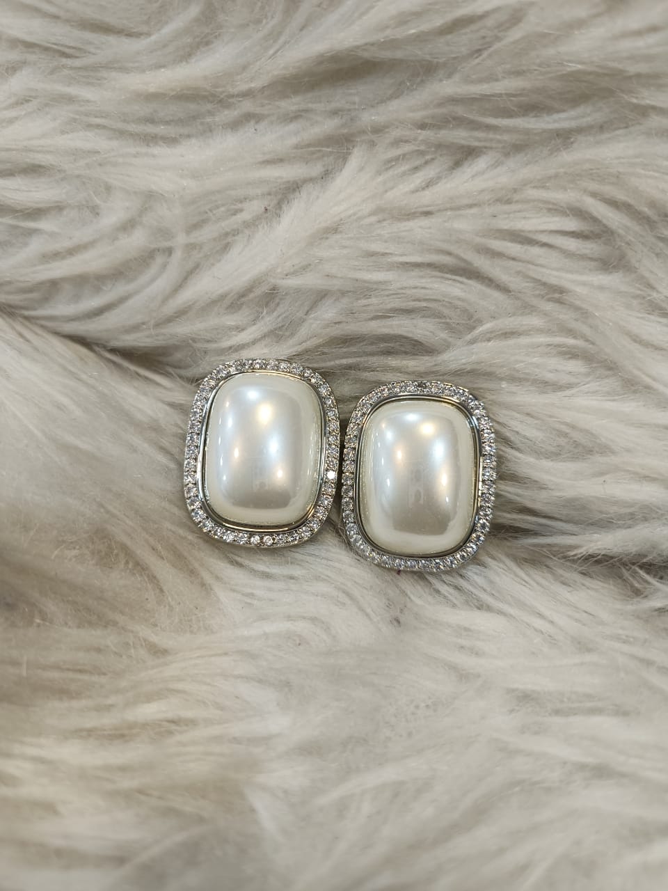 (5-18-ER8)  AD Rectangle Statement Pearl Stud